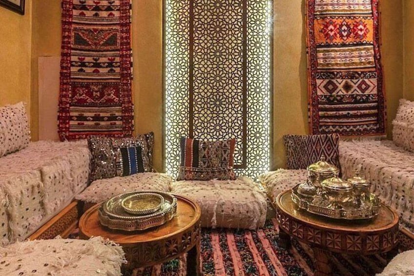 Un salon traditionnel agrémenté de textiles à motifs, de coussins et de poteries décoratives. 5