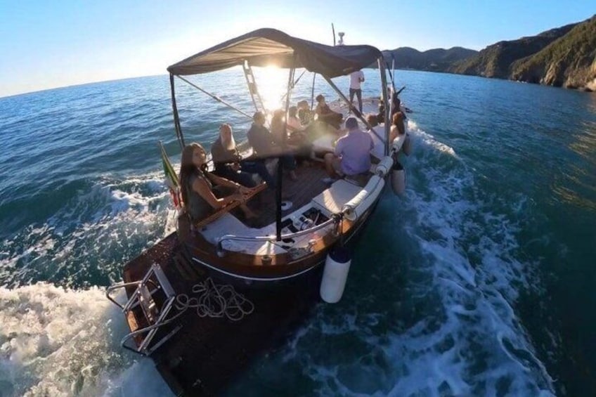 Un barco con pasajeros navegando por un cuerpo de agua, con un paisaje montañoso al fondo. 2