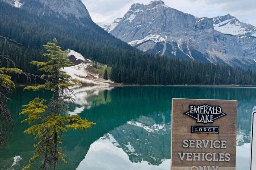 Lodge situé au bord du lac Émeraude, avec un panneau indiquant que l’accès est réservé aux véhicules de service. 1