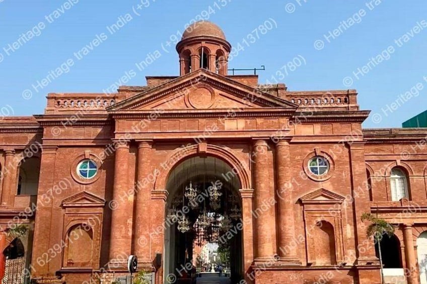 Una chiesa in mattoni rossi con una cupola centrale, un ingresso ad arco e due cupole più piccole ai lati. 4