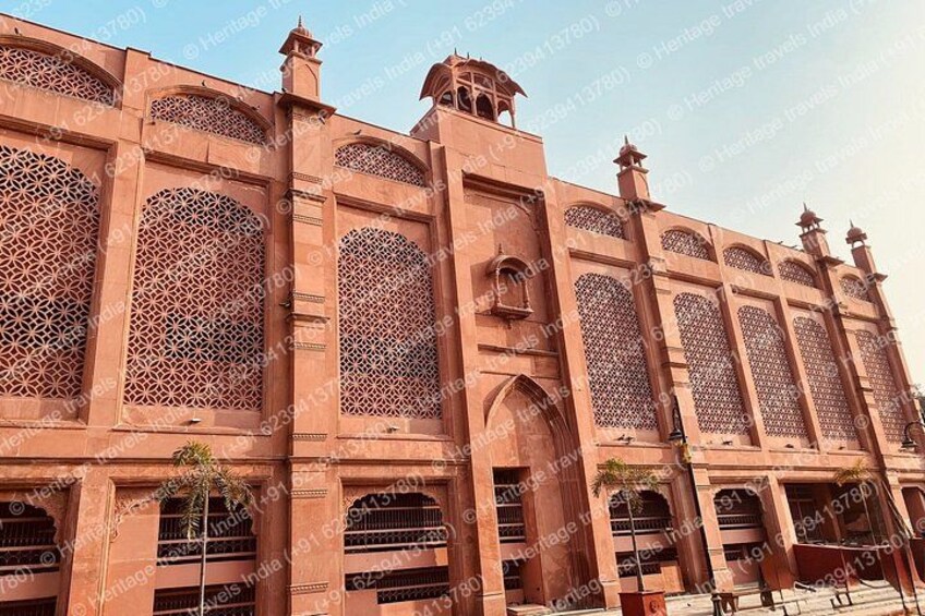 Un grande edificio decorato, con complesse finestre a reticolo e portali ad arco. 2