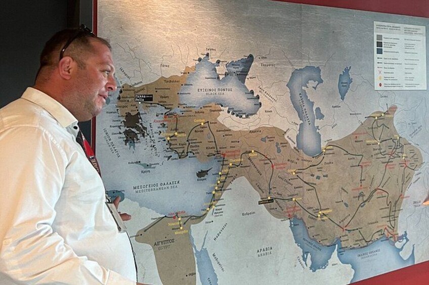 Un hombre mostrando un mapa con accidentes geográficos y rutas. 5