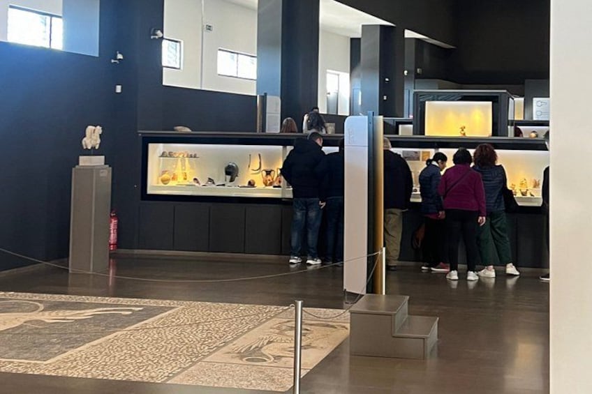 Un museo en interior con exhibiciones y visitantes. 3