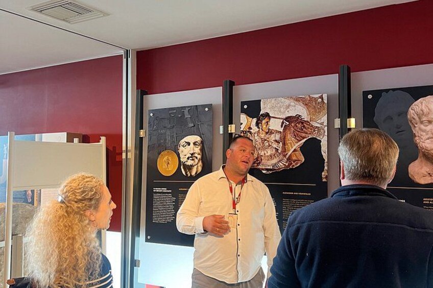 Un grupo de personas en un museo, frente a paneles informativos. 4