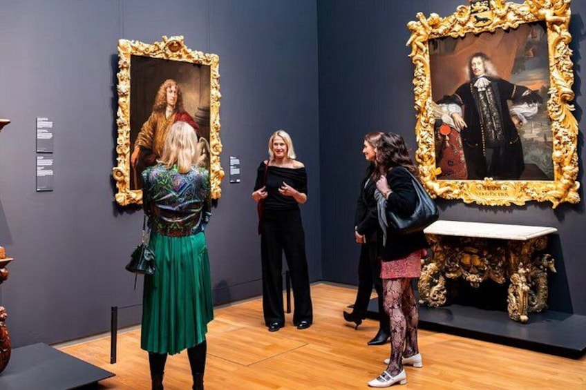 Een kunstgalerie met tentoongestelde schilderijen. 4