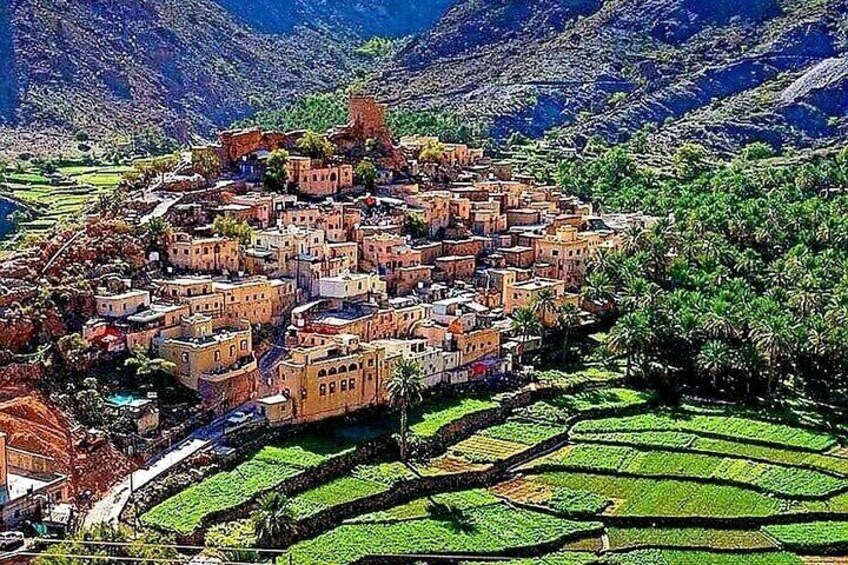 Een terrasvormig dorp met traditionele architectuur, gelegen in een bergachtig landschap. 3