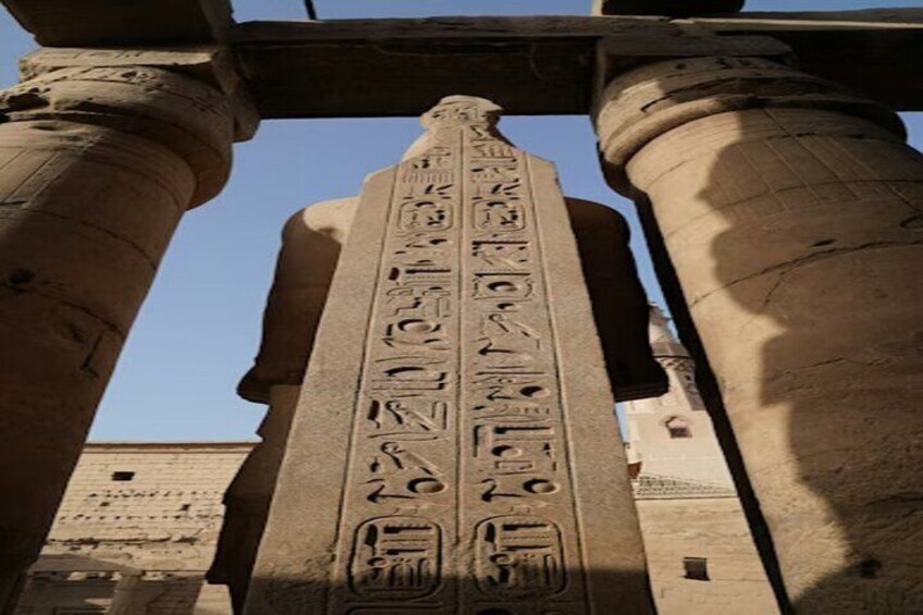 Eine alte ägyptische Säule mit Hieroglyphen. 2