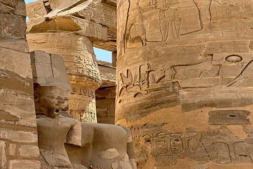 Alte ägyptische Hieroglyphen und eine Statue in einem Tempel. 4