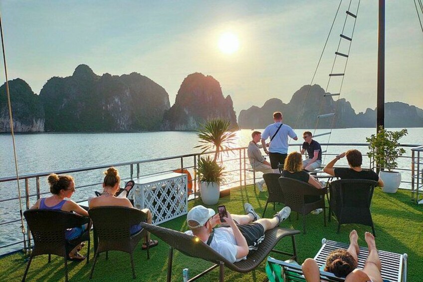 Ha Long : Private 4-Hour Halong Bay Cruise Experience 2