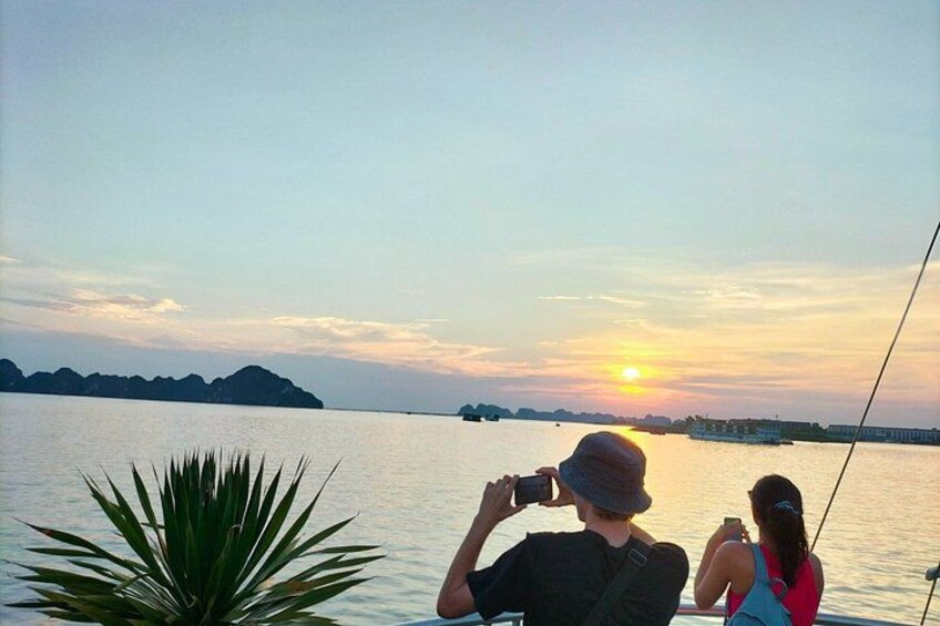 Ha Long : Private 4-Hour Halong Bay Cruise Experience 3