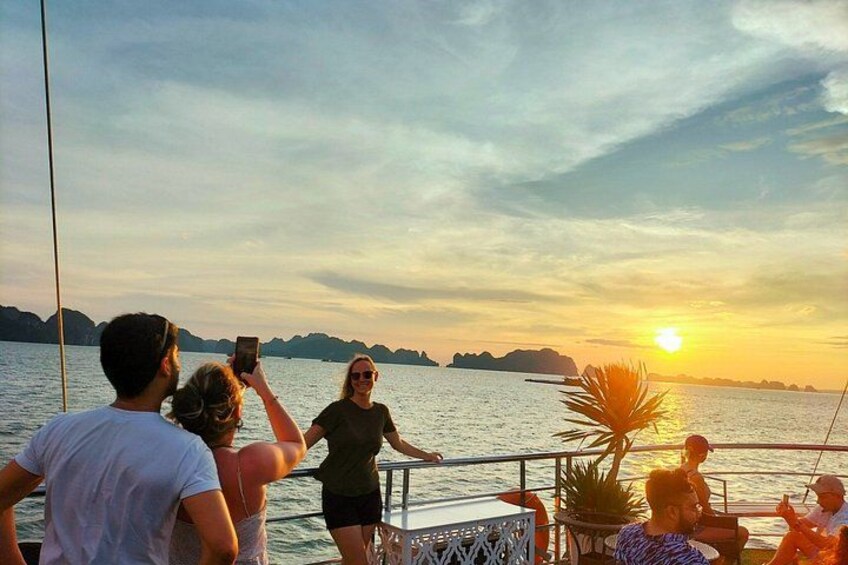 Ha Long : Private 4-Hour Halong Bay Cruise Experience 2