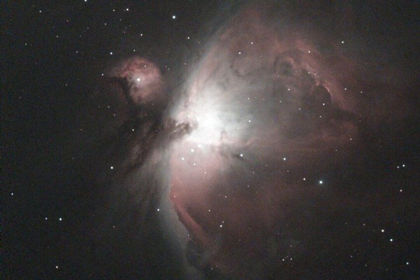 Una nebulosa con brillantes nubes de gas y estrellas. 3