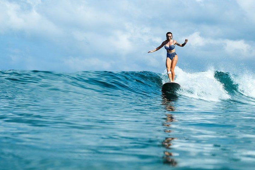 En person surfer på en bølge i havet. 1