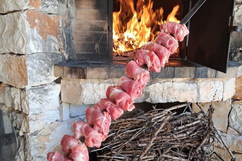 Carne asada a la hoguera en una chimenea de piedra. 1