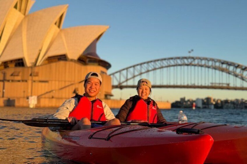 Due persone che fanno kayak nel porto di Sydney, con la Sydney Opera House e il Harbour Bridge sullo sfondo. 3
