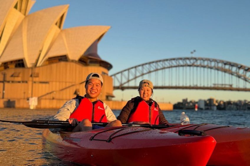 Due persone che fanno kayak nella baia di Sydney, con in lontananza l'Opera di Sydney e il Sydney Harbour Bridge. 2