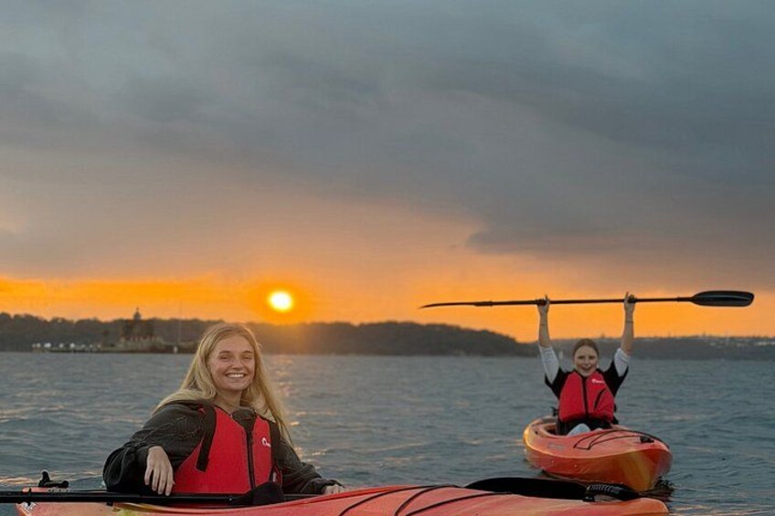 Due persone che fanno kayak su un'acqua al tramonto. 5