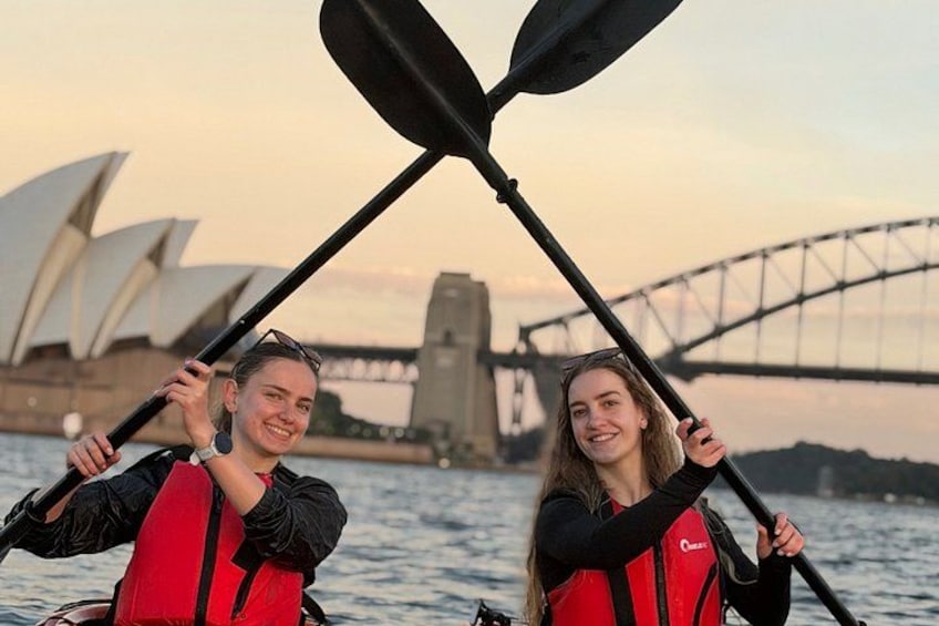 Due persone che fanno kayak, con un ponte e un edificio sullo sfondo. 3