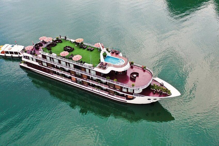 Un gran crucero con varias cubiertas, una piscina y zonas de estar al aire libre. 2