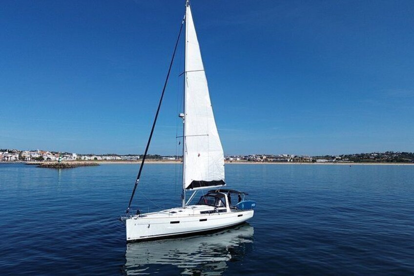Un velero en aguas tranquilas bajo un cielo despejado. 4