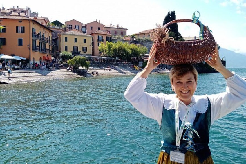 Une personne tenant un panier au-dessus de l’eau, avec des bâtiments en arrière-plan. 2
