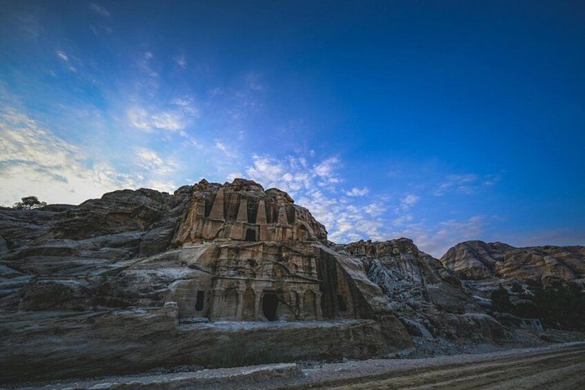 Une formation rocheuse avec une entrée de grotte et un ciel dégagé. 1