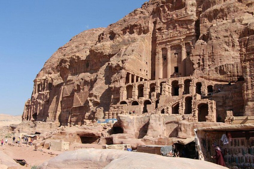 Il s’agit d’une vaste structure taillée dans la roche, comportant plusieurs niveaux de niches et de colonnes sculptées, et qui pourrait être un monument historique ou un temple. 4