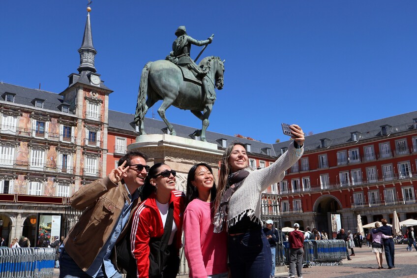 Madrid: Tapas & Wine Tour with Local Guide Small Group 5
