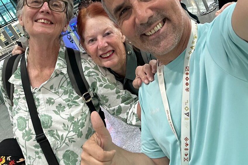 Tres personas tomándose un selfie en un aeropuerto. 4