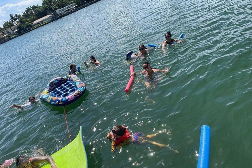 Personas nadando en un lago con flotadores y boyas. 3