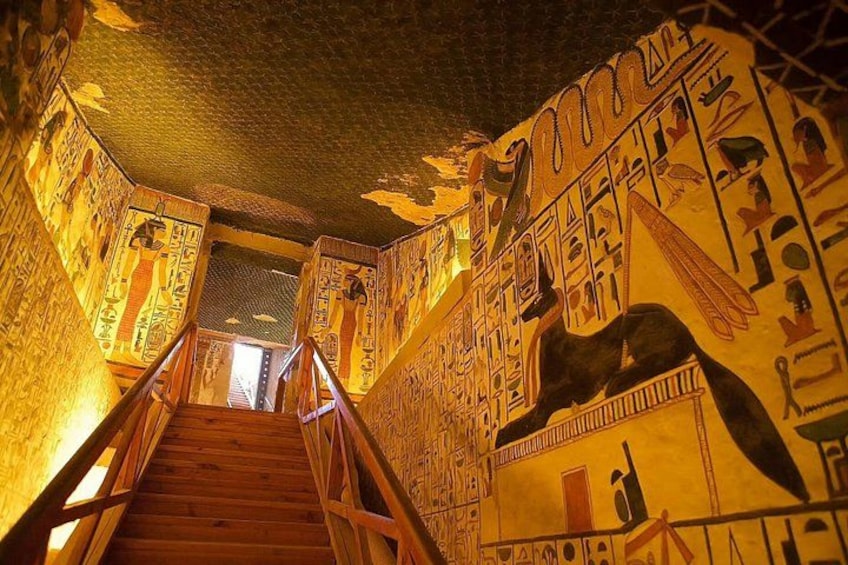 Una escalera con jeroglíficos y un gato. 3