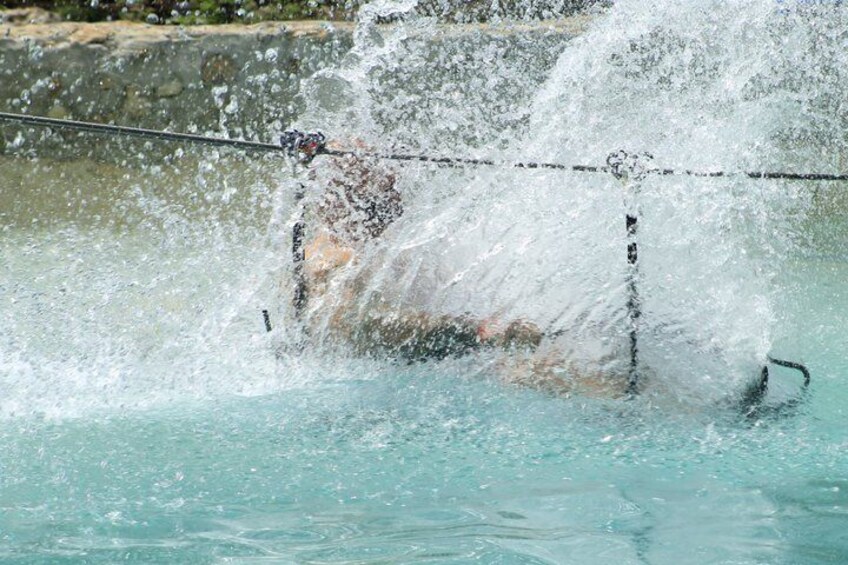 Una persona nadando en una piscina, con salpicaduras de agua a su alrededor. 3