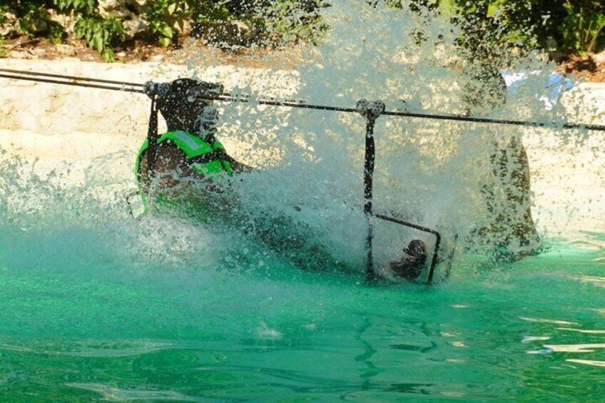 Una persona en una piscina con agua salpicando a su alrededor. 2