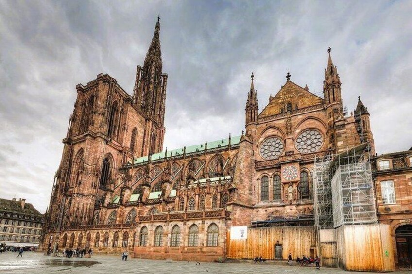 A large cathedral with multiple spires and a clock tower. 1