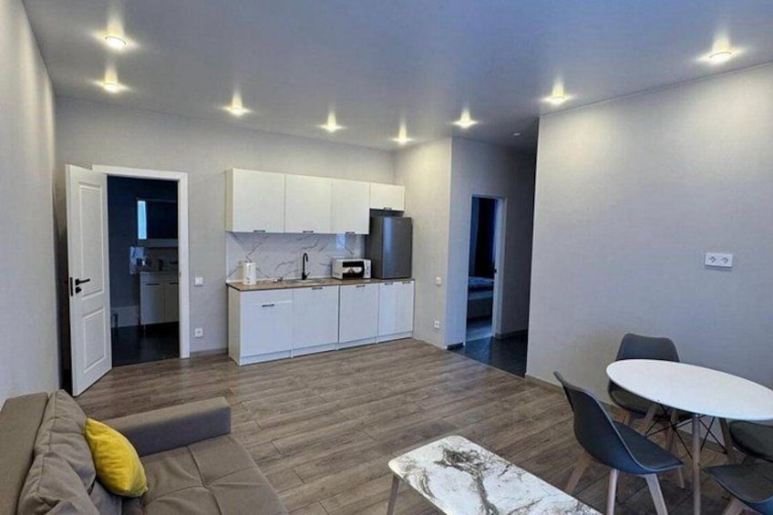 En moderne lejlighed med køkken, spiseområde og opholdsstue. 5