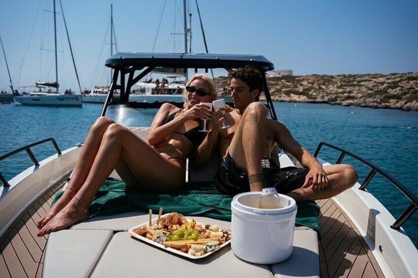 Private Premium Motor Yacht Experience to Dia Island 4