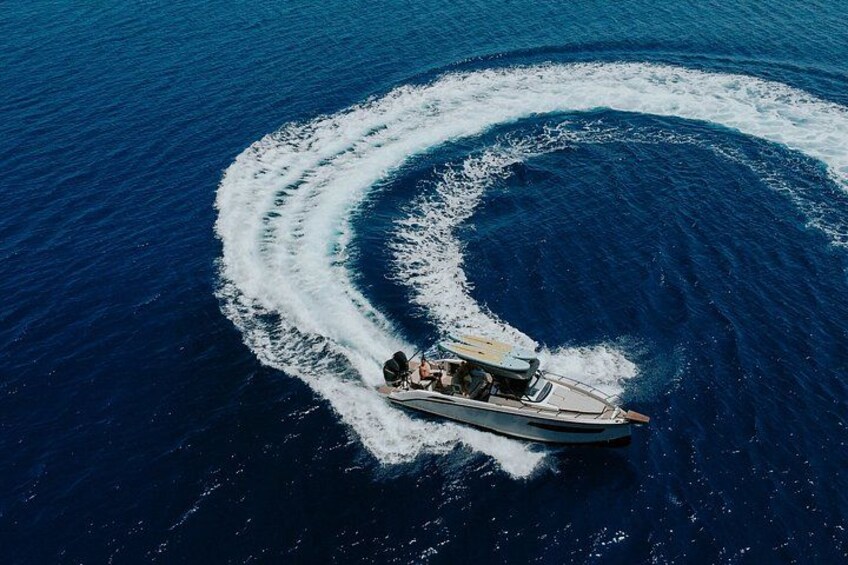 Private Premium Motor Yacht Experience to Dia Island 3