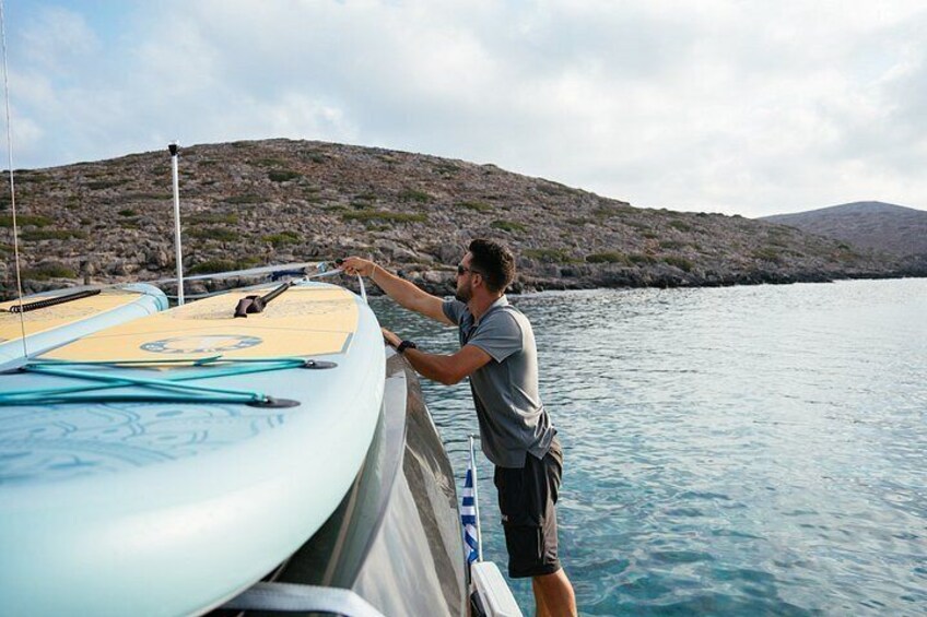 Private Premium Motor Yacht Experience to Dia Island 3