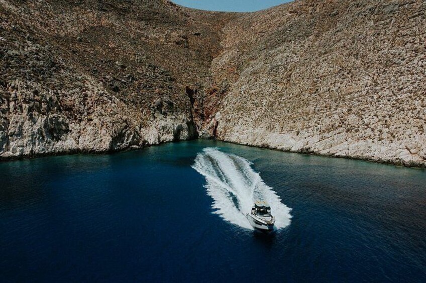 Private Premium Motor Yacht Experience to Dia Island 5