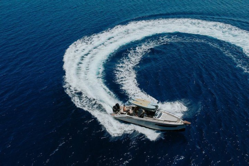 Private Premium Motor Yacht Experience to Dia Island 4