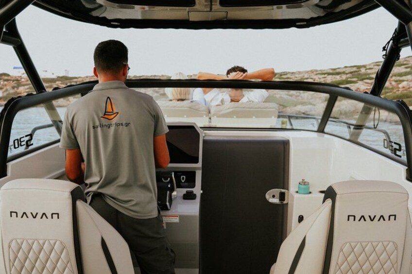 Private Premium Motor Yacht Experience to Dia Island 2