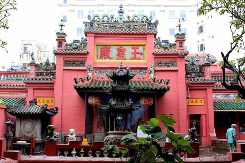Un temple chinois traditionnel, doté d’une architecture richement décorée et d’une entrée rouge imposante. 2