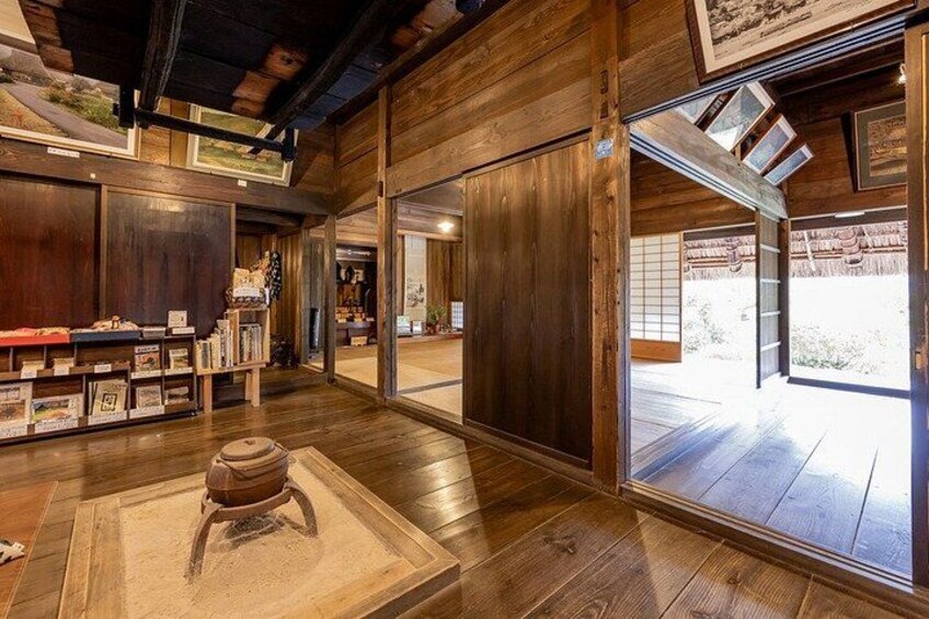 Un interior japonés tradicional con pisos de madera, esteras de tatami y puertas correderas. 2