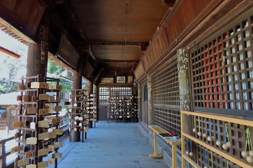 Un edificio japonés tradicional con vigas de madera y suelo de tatami. 3