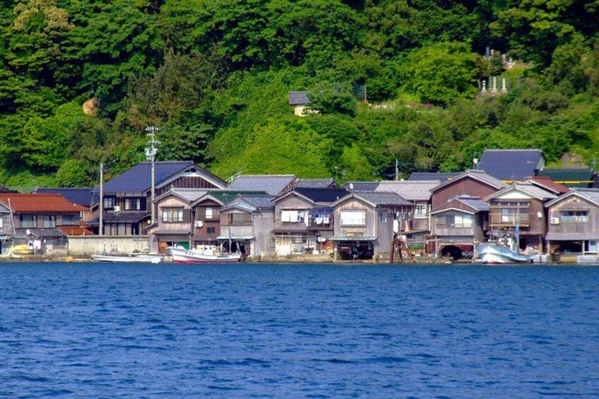 Un pueblo costero con casas tradicionales frente al mar. 5