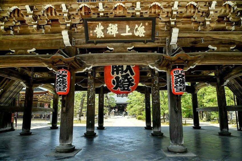 Una estructura tradicional japonesa con techo de madera y pilares de piedra. 4