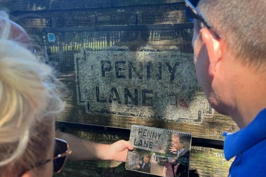En person som håller i omslaget till albumet Penny Lane. 3