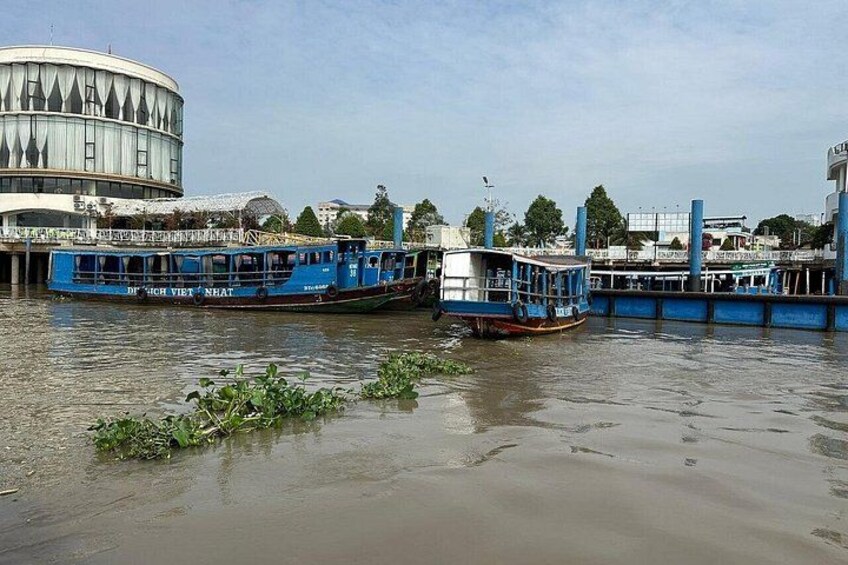 A river with boats, a large building, and a bridge. 5