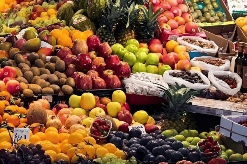Una varietà di frutta e noci esposte su un banco di mercato. 2