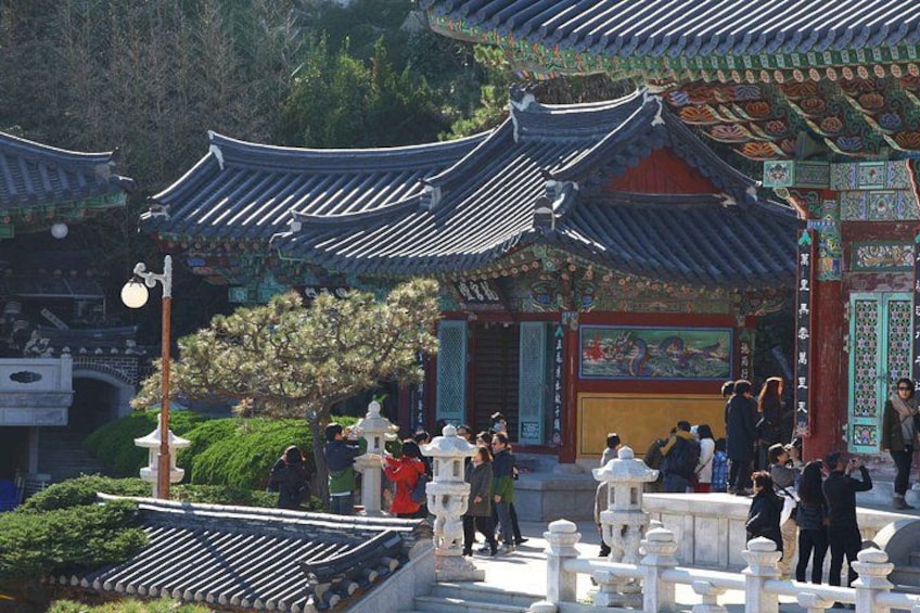 Un temple chinois traditionnel à l’architecture riche et élaborée, avec notamment des toits incurvés et des motifs complexes. 3